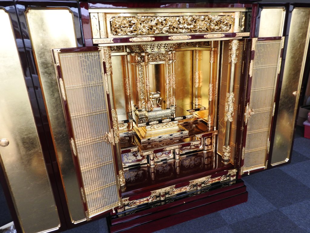 施工後の大型金仏壇 - 漆と金箔が美しく復元された状態