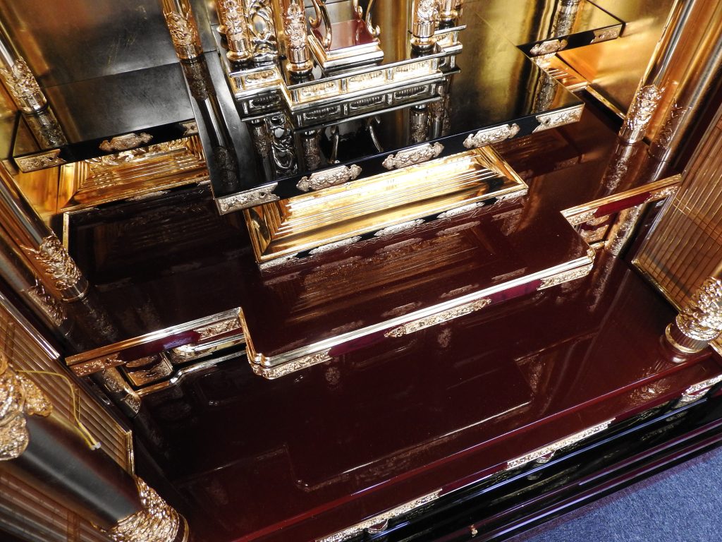 施工後の仏壇内陣 - 金箔と漆が美しく輝いている