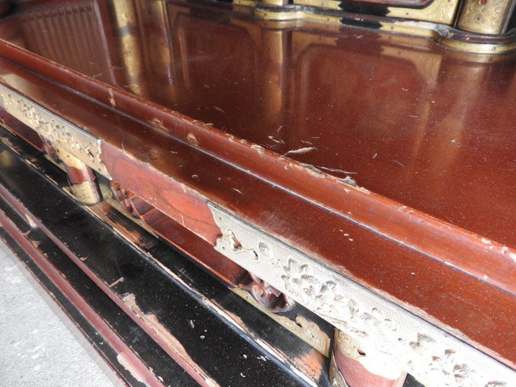 施工前の仏壇下部 - 漆の傷みや金具の劣化が確認できる